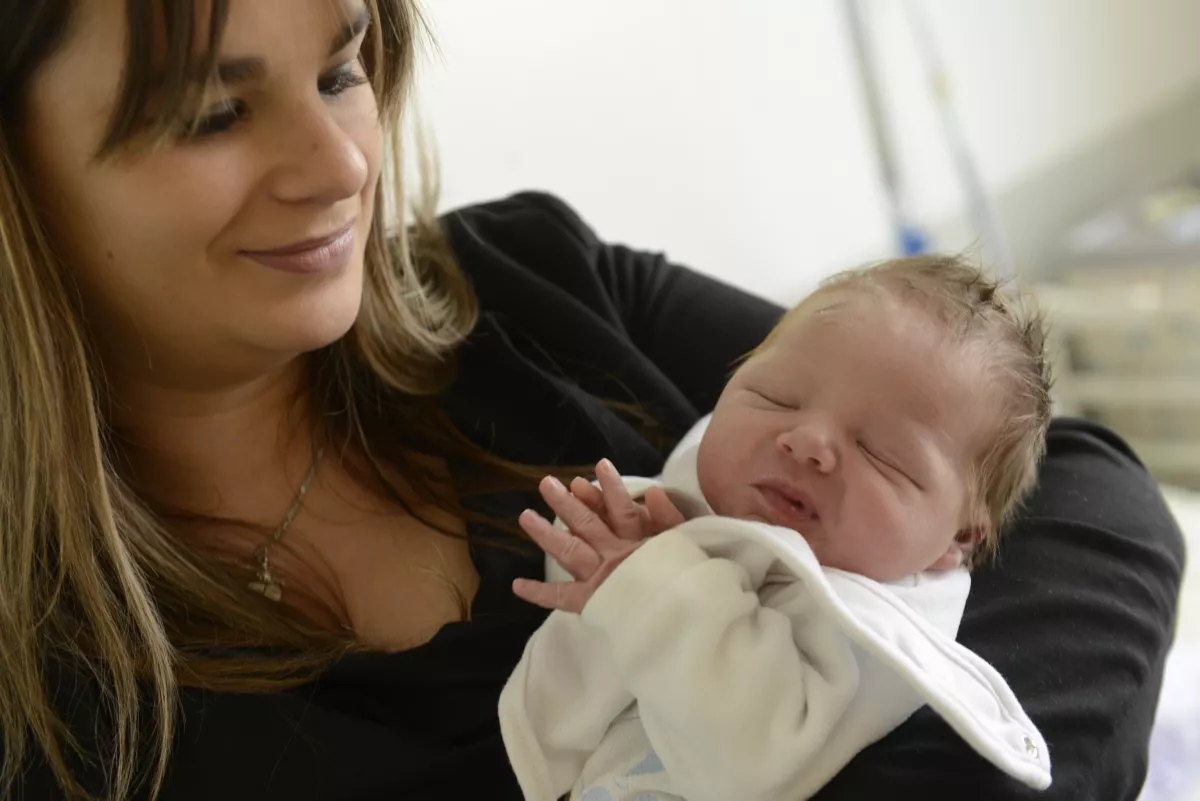 femme avec son bébé