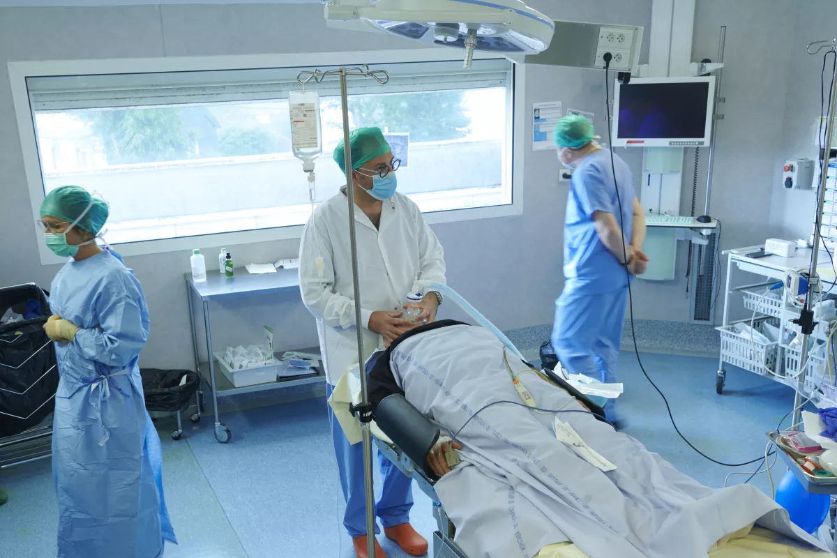 Patient au bloc opératoire en chirurgie ambulatoire avec chirurgiens