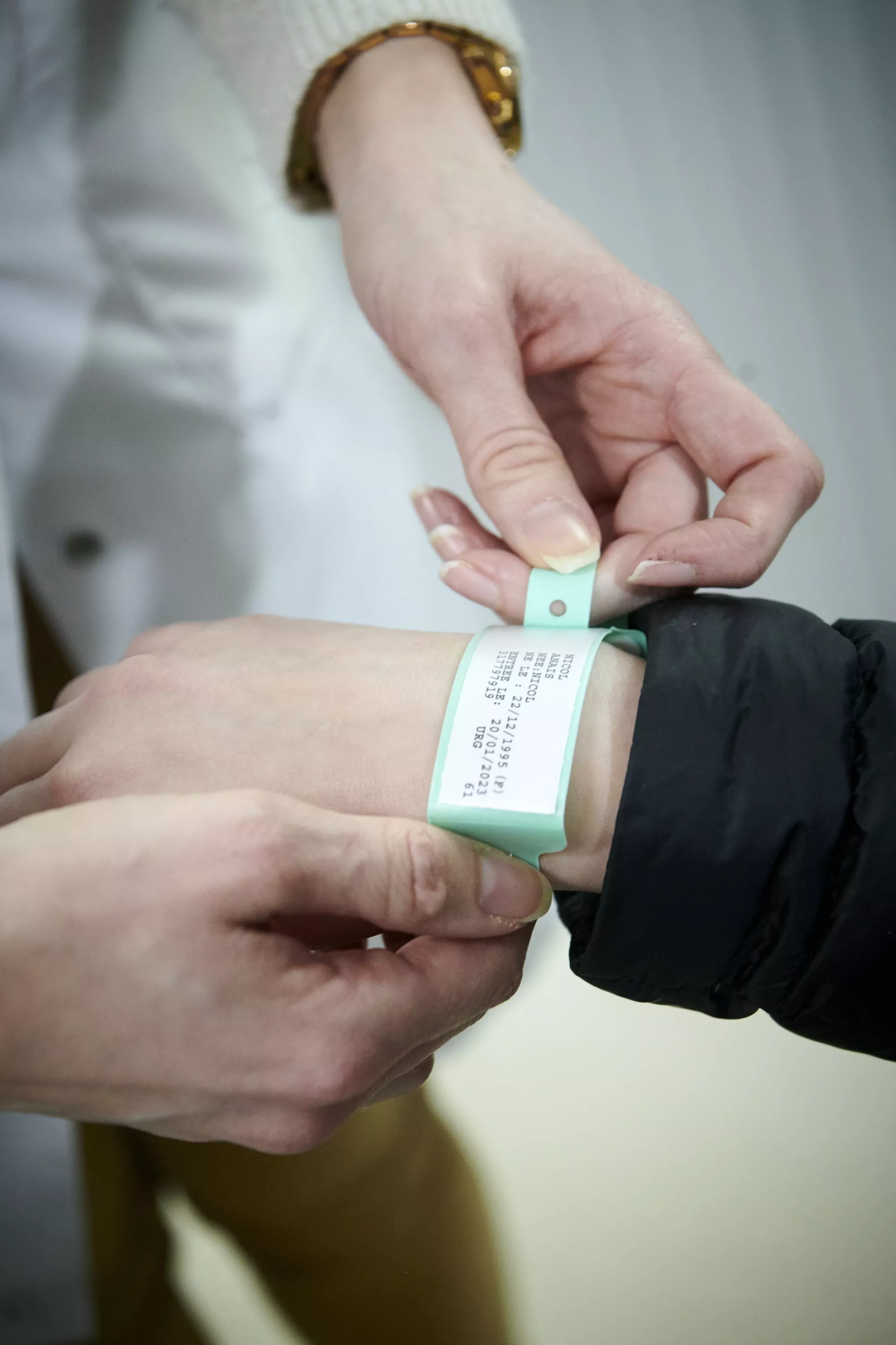 bracelet d'hospitalisation autour du poignet d'un patient