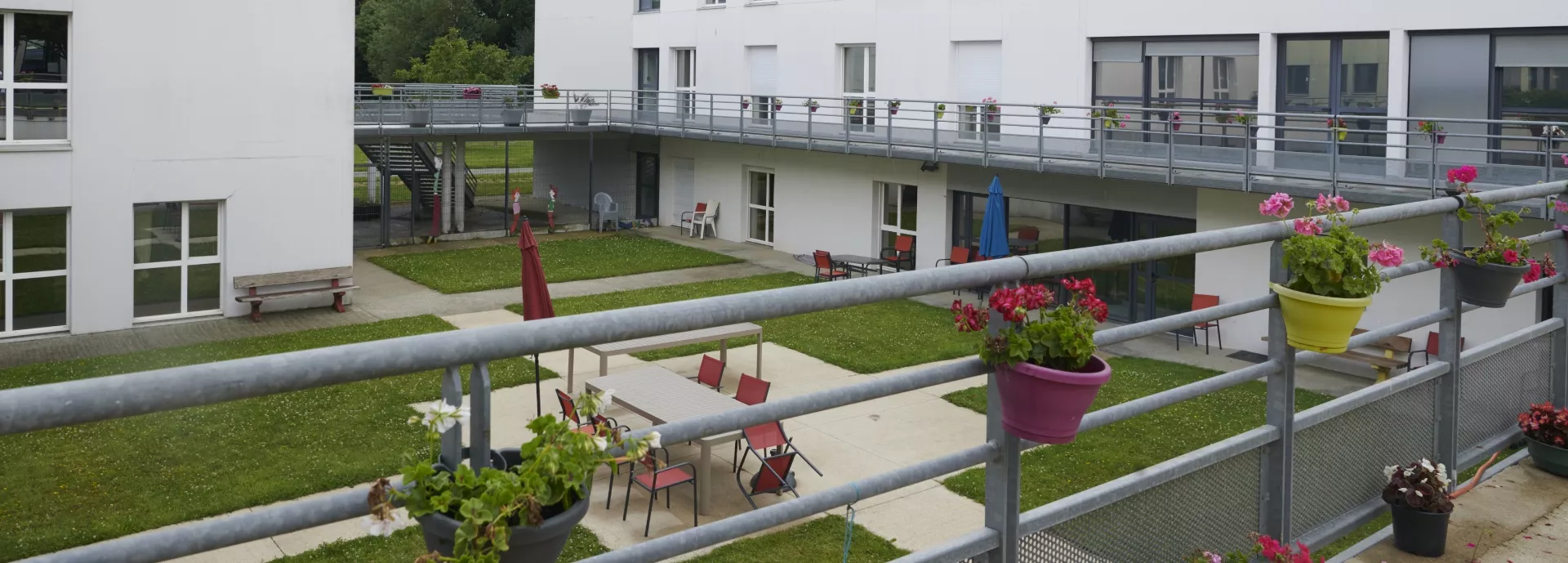 Vue de la cour intérieure de la résidence depuis les balcons