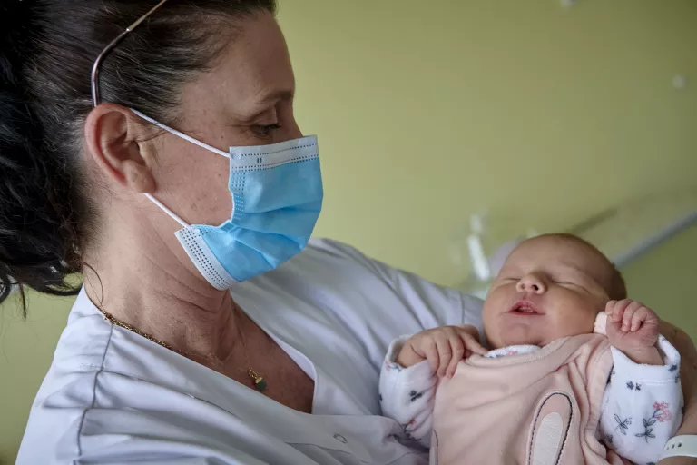 soignante avec un bébé dans les bras