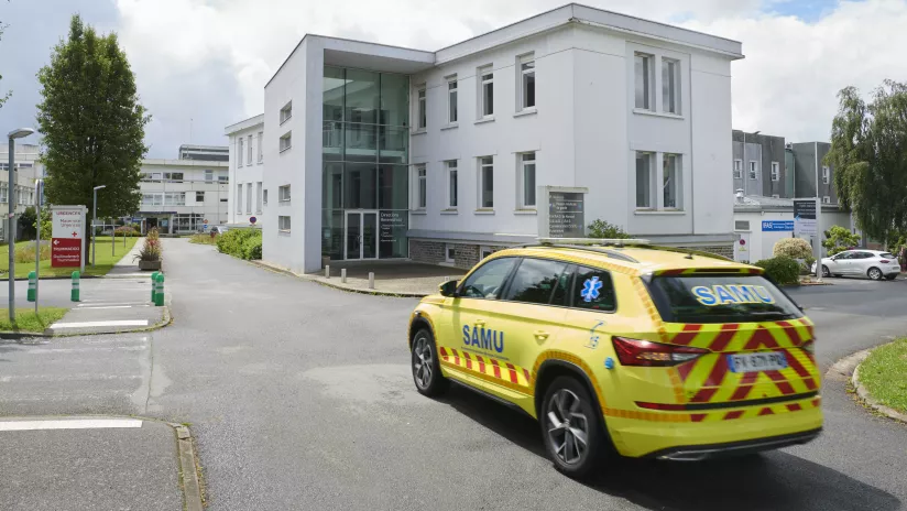 voiture du samu devant les urgences de carhaix