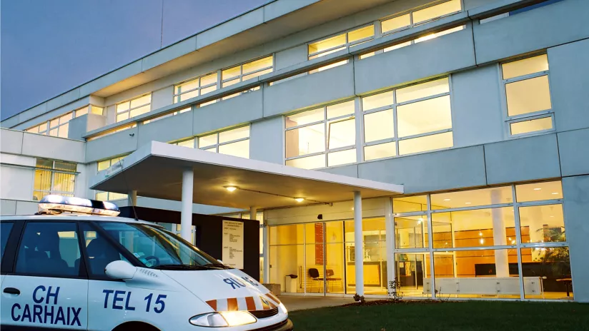 ambulance devant l'hôpital de Carhaix