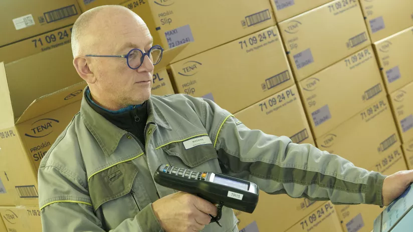 homme scanne des cartons
