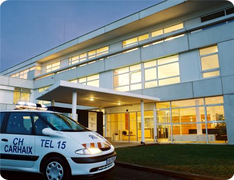 ambulance devant l'hôpital de Carhaix