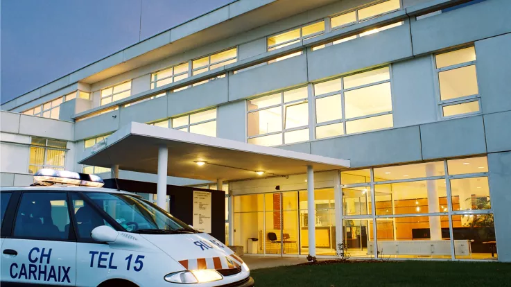 ambulance devant l'hôpital de Carhaix