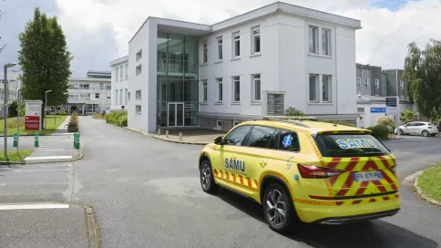 voiture du samu devant les urgences de carhaix