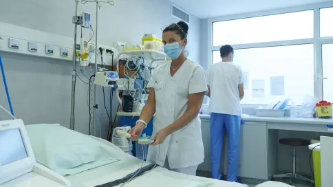 Infirmière avec matériel de chirurgie