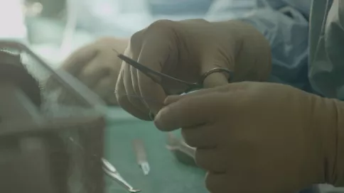 Chirurgien avec du matériel de chirurgie